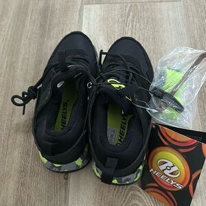 Heelys Black sneakers with wheels NWT size 4 kids